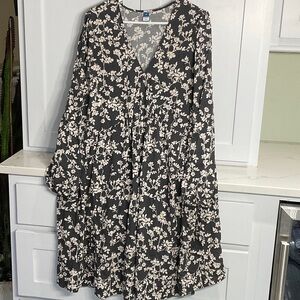 Chic Old Navy Black and White Floral Long Sleeve Dress